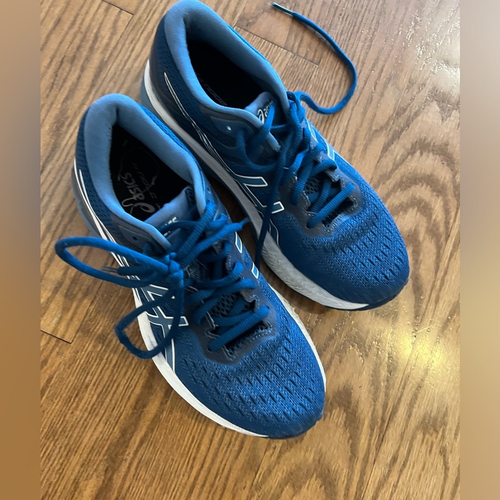 ASICS size 7 women’s running sneaker